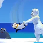 Criatura peluda blanca lanza a un pingüino mientras una foca los observa sobre un paisaje helado junto al mar