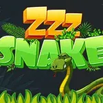 Serpiente verde con la lengua afuera entre letras brillantes rodeadas de hojas y césped